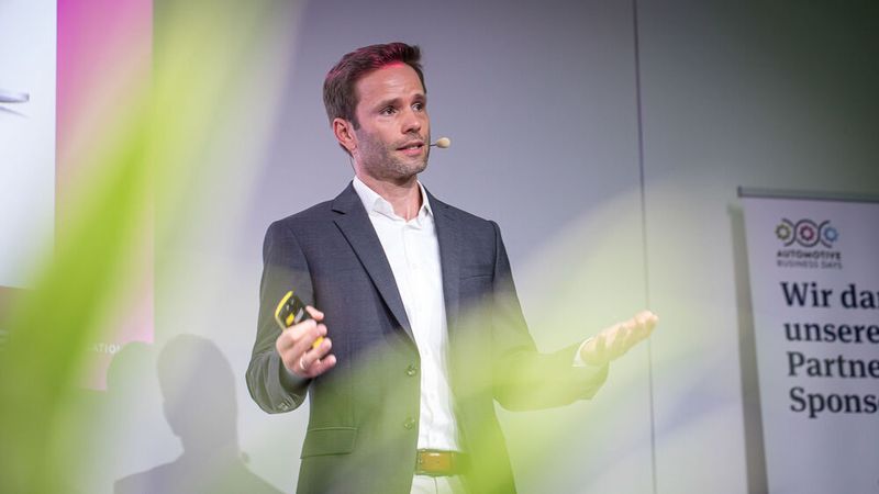 Sebastian Schabbehard (Foto) und Stephan Jackowski, Digitalisierungsexperten bei der Bank Deutsches Kraftfahrzeuggewerbe, stellten in ihrem Impuls-Café-Vortrag vor, wie man als Autohaus mihilfe von digitalen Tools die Kunden effektiv zu seinen Angeboten steuern kann.  (Bild: Stefan Bausewein)