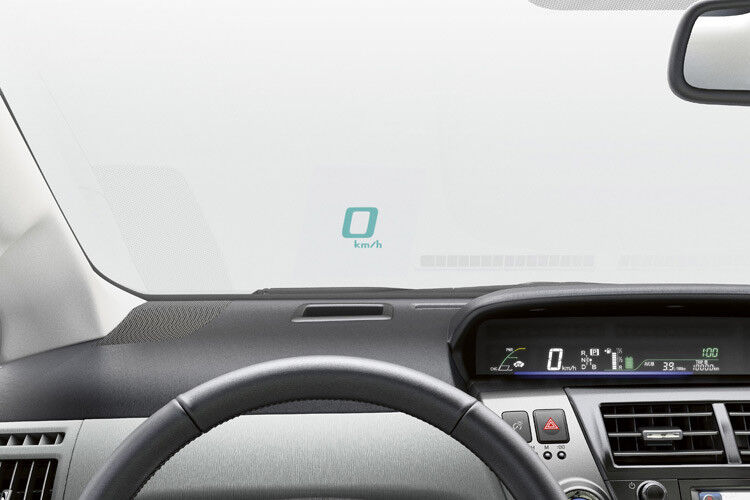 Das serienmäßige Head-up-Display projiziert alle wichtigen Fahrzeuginformationen auf den unteren Bereich der Windschutzscheibe. Angezeigt werden die Fahrgeschwindigkeit, Navigationsinformationen und Warnmeldungen der adaptiven Geschwindigkeitsregelanlage. (Foto: Toyota)