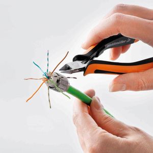 Konfektionierung eines M12-X-kodierten Steckverbinders von Weidmüller: einfach, sicher und ohne Spezialwerkzeug direkt im Feld.