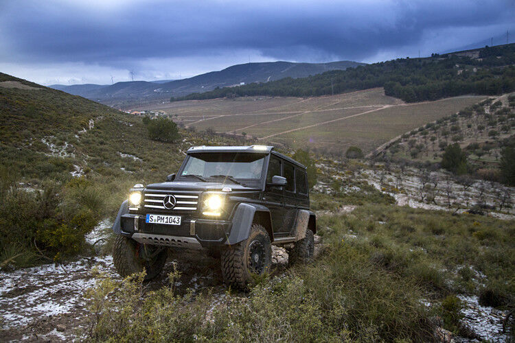 Mit seiner extremen Bodenfreiheit und stark verbessertem Böschungs- und Rampenwinkel sind steile Berge kaum ein Problem. (Foto: Daimler)