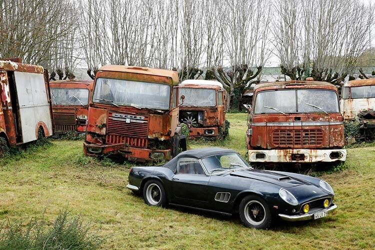 Auch rostige Lkw-Ruinen standen auf dem Anwesen – der Besitzer hatte ein Transport-Unternehmen. Vorn der Ferrari 250 GT California SWB. (Foto: Artcurial)