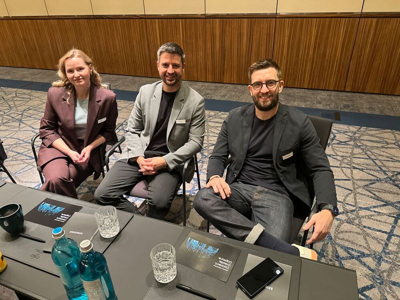 Das Samsung Trio ist bereit für ihren Vortrag (v. l.) Viktoria Huwa, Daniel Maric und Kristof Schmidt. (Bild: Vogel IT-Medien GmbH)