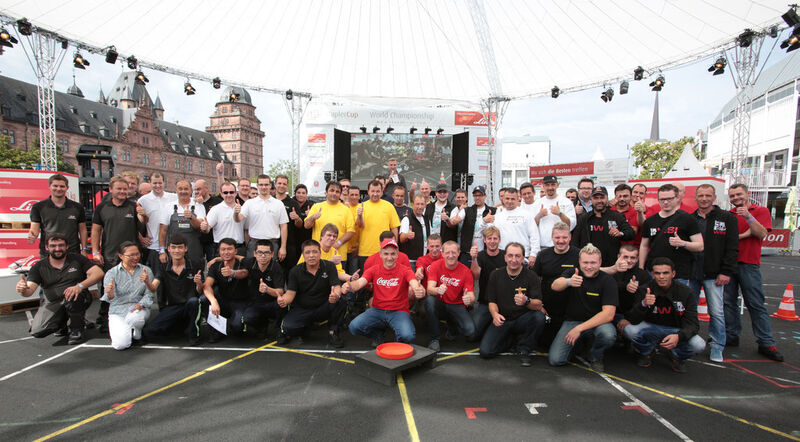 Zum Jubiläum kämpften am Donnerstag 13 Firmen-Teams, bestehend aus drei Fahrern und einem Logistiker, auf dem Aschaffenburger Schlossplatz um den Titel „Firmen-Team-Meister 2014“. (Bild: Linde-MH)