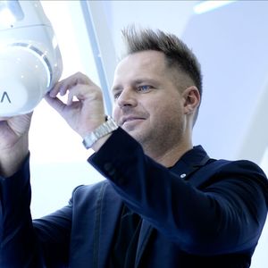 Gründer und CEO von Neura Robotics David Regner: «Mit Zürich stärken wir nun nicht nur die ganzheitliche Entwicklung unseres humanoiden Roboters 4NE1 – von Physical AI über Sensorik bis zu den kognitiven Fähigkeiten. Der Tech-Hub Zürich mit seiner aussergewöhnlichen Talentbasis, starken Deeptech-Community und der ETH ist der ideale Ort, um die nächste Generation humanoider Systeme voranzutreiben und unser gesamtes Ökosystem strategisch zu beschleunigen.»(Bild:  Neura)