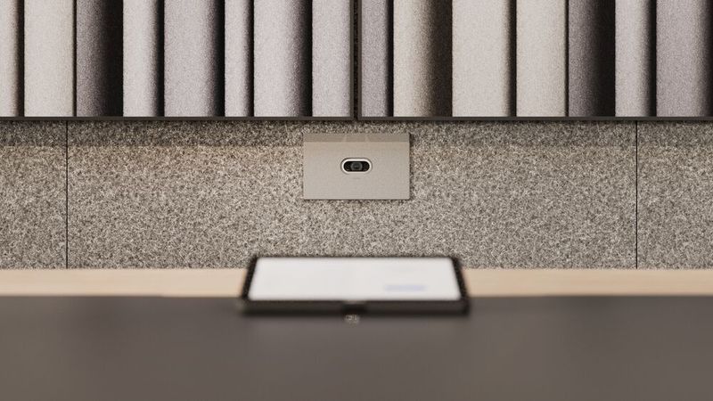 Für die Rally AI Camera bietet Logitech als Novum eine In-Wall-Montageoption an, mit der sich die Kamera fast unsichtbar in das Raumdesign einfügt. (Bild: Logitech)