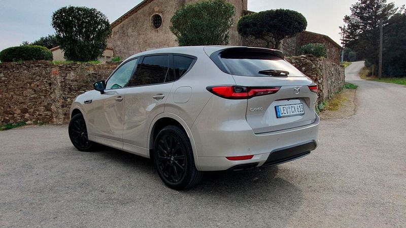 Charakteristisch für das Kodo-Design sind unter anderem die seitlichen Lichtspiegelungen. (Bild: Mauritz – »kfz-betrieb«)