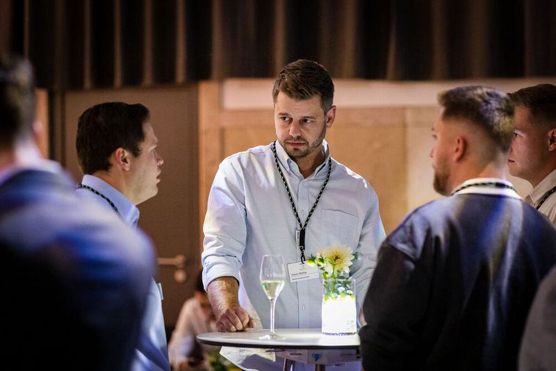 Bei der Abendveranstaltung am Vorabend der Veranstaltung im Maschinenhaus des Bürgerbräus Würzburg kamen bereits zahlreiche Teilnehmer bei gutem Essen und Trinken zusammen. Bereits hier gab es regen Austausch.  (Bild: Stefan Bausewein)