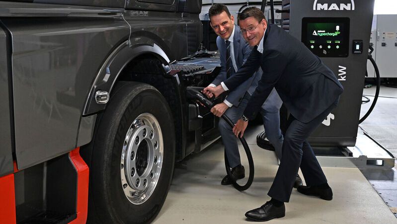 Damit die Mobilitätswende gelingt spielt die Elektromobilität für Pkw, aber vor allem auch für Lkw eine wichtige Rolle. Insbesondere hier ist eine gut ausgebaute Ladeinfrastruktur vonnöten. Nutzfahrzeughersteller MAN und Stromversorger E.ON wollen daher gemeinsam die Ladeinfrastruktur für Elektro-Lkw ausbauen. Dazu planen die Partner, europaweit rund 170 Standorte mit circa 400 Ladepunkten für das öffentliche Laden von Elektro-Lkw aufzubauen. (Bild: EON/Westnetz)