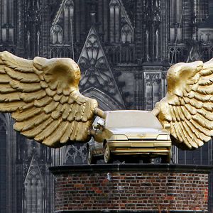 Goldener Vogel vorm Kölner Dom – Der Fiesta zählt zu den größten Erfolgen in der 100-jährigen Geschichte von Ford Deutschland. Seit 1991 flattert er als Kunstwerk über dem Kölner Stadtmuseum. (Bild:  Ford)