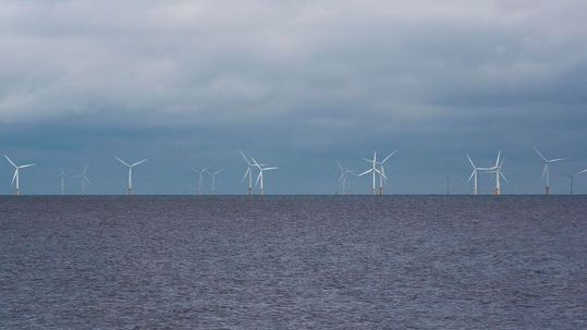 Ein Projektteam der Hochschule Bremerhaven entwickelt Konzepte für eine schwimmende Anlage zur Wasserstoffproduktion direkt an Offshore-Windparks.(Bild:  frei lizenziert /  Pixabay)
