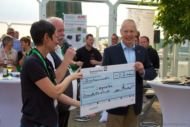 Scheckübergabe aus dem Erlös des Golfturniers. Von links die Sponsoren Karin Hernik (APC), Volker Stratmann (IT-Service und Pressesprecher des Golfclubs) und Landrat Dr. Hermann-Josef Tebroke. (Michael Scaccia, Michael Scaccia)