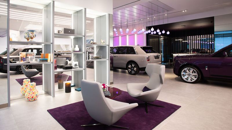 Ein weiteres Element ist das sogenannte Cabinet of Curiosity. Hier können die Rolls-Royce-Händler Luxusgegenstände präsentieren. (Bild: Michael Tewes)