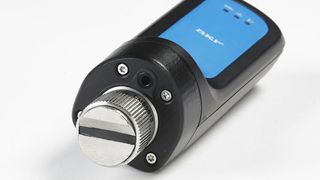 Ebenso simpel wie effektiv: Der tragbare Sensor von SKF Enlight QuickCollect liefert eine Vielzahl betriebswichtiger Daten, beispielsweise in Bezug auf Vibrationen oder Temperaturen. (SKF)