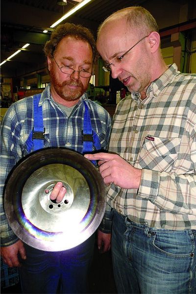 Zwei Experten der Edelstahlrohr-Bearbeitung unter sich: Hans-Dieter Steuber (links) und Unternehmensleiter Manfred Hartmann diskutieren die spezielle Verzahnungsqualität an einem Kreissägeblatt. Bilder: Kuhn (Archiv: Vogel Business Media)