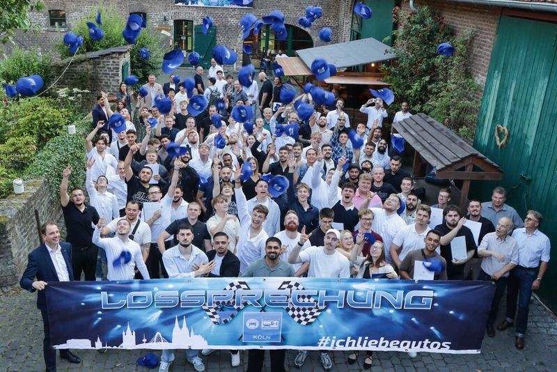 Rund 200 junge Menschen haben 2025 ihre Ausbildung in einem Autoberuf in Köln abgeschlossen. Ihre Gesellenprüfung ist ein bedeutender Meilenstein auf ihrem Weg zu beruflichem Erfolg. Die Kfz- und die Karosseriebauer-Innung Köln haben sie am 10. Juli 2025 in einer gemeinsamen Lossprechungsfeier freigesprochen.(Bild:  Kfz-Innung Köln / Auweiler)