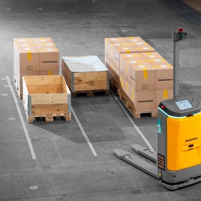 Der „EAE 212a“, ein mobiler Roboter, hat zusammen mit zwei weiteren Geräten aus dem „Jungheinrich-Stall“ den Red Dot Design Award abgeräumt. (Bild: Jungheinrich)