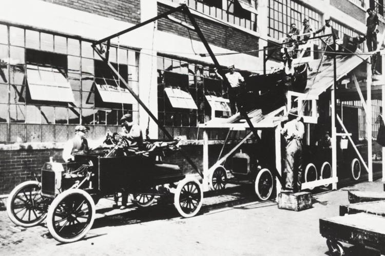 Revolution des Volks-Autos: Durch die kostengünstige Massenpoduktion am Fließband wurde das Auto für fast jedermann erschwinglich. (Foto: Ford)