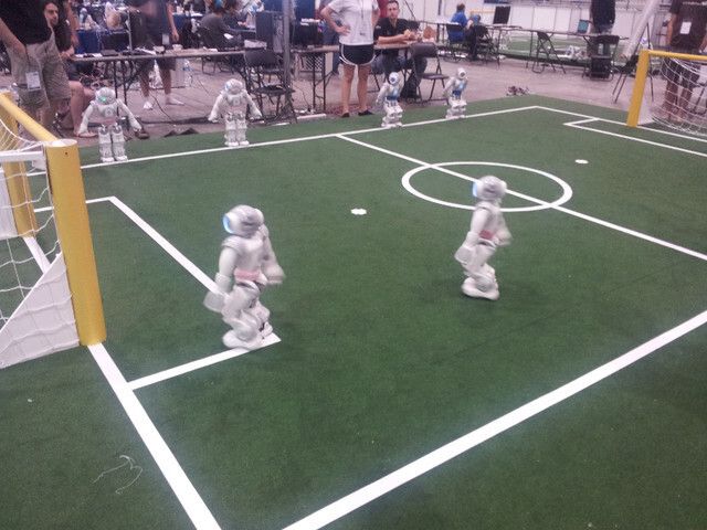Da Zürich die Stadt des aktuell führenden Fussballclubs ist, wird auch bei Robots on Tour gekickt (robotsontour.com)