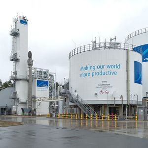 Auf dem 34.000 Quadratmeter großen Areal der Luftzerlegungsanlage wird neben Flüssigsauerstoff und Flüssigstickstoff auch Trockeneis produziert. 