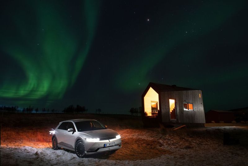 Am Ende steht für 2.600 Kilometer ein durchschnittlicher Verbrauch von 23,6 kWh pro 100 km im Fahrzeugdisplay. Neben Rentieren waren auf dem Trip auch Polarlichter zu sehen.  (Bild: Hyundai/ Christian Bittmann)