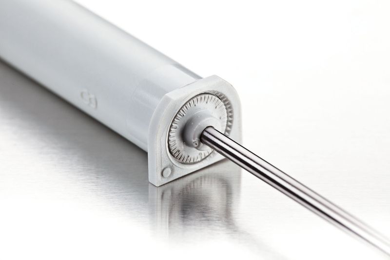 Die Möbel-Stoßdämpfer werden mit dem Soniqtwist-Verfahren an Boden und Deckel verschweißt. (Bild: Telsonic)