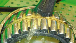 Die Reinigungsflüssigkeit des Bio-Circle-Systems enthält keine VOC-pflichtigen Inhaltsstoffe. Sie erzielt bei organischen Verunreinigungen wie Ölen und leichten Fetten ebenso gute Ergebnisse wie Kaltreiniger, bei anorganischen wie Spänen, Staub oder Salzen sogar bessere. (Bild: Mewa)