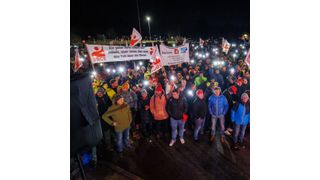 Anlässlich des Jahrestags der Bekanntmachung der Schließung des Dyneon-Werks haben sich am 20. Dezember 2023 der IGBCE zufolge 700 Demonstranten versammelt.  (Bild: IGBCE / picture alliance / HRSchulz)