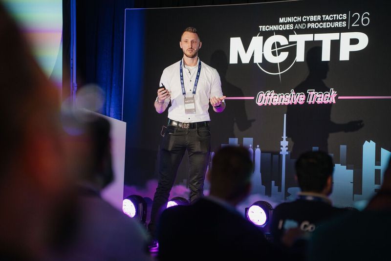 Moritz Oettle berichtete von seinen Erfahrungen, bei denen ehemalige Mitarbeiter zur Bedrohung für das Unternehmen wurden. (Bild: Manuel Emme Fotografie)