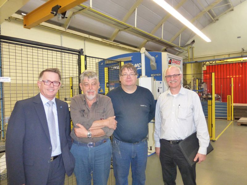 Erik ten Dolle, Bernard Bozian (beide Dimeco), Jürgen Hakvoort und Ralf Theodor Schmitz (beide Trox) (v.l.n.r.) sind sich über die Vorteile der Linapunch einig. (Bild: Finus)