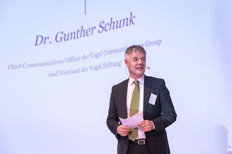 Dr. Gunther Schunk, Chief Communications Officer der Vogel Communications Group, überbringt die Grußworte des Unternehmens. (Stefan Bausewein)