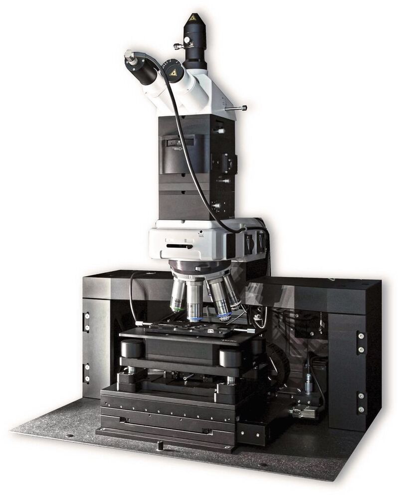 Raman-Mikroskop WITec alpha 500 zur Untersuchung von Kunststoffkomponenten in OLED-Modulen.