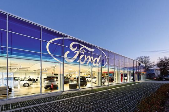 Der Hauptstandort von R&S Mobile in Köln-Fühlingen ist seit 2017 ein Ford-Store. Mit einem neuen Nutzfahrzeugzentrum gibt der Händler jetzt bei Gewerbekunden Gas. Und mit den anstehenden Elektromodellen steht bereits die nächste Herausforderung an.(Bild:  R&S Mobile)