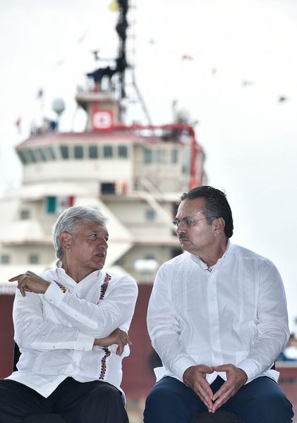 Mexikos Präsident Andrés Manuel López Obrador (links) und Pemex-Chef Octavio Romero bei der Ankündigung des nationalen Raffinerieplans (Pemex)