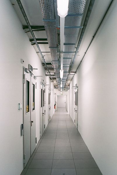 Abbildung 11: In dem kleineren IT-Raum des neuen Rechenzentrums von Interxion in Frankfurt, lassen sich Cages mit eigener Einhausung und Stromversorgung einrichten. In dem größeren Bereich ist alles für eine shared Kaltgang-Einhausung vorbereitet. Im Obergeschoss von FRA7 befinden sich die Sicherungen mit rund 4000 Ampere. (Bild: Interxion)