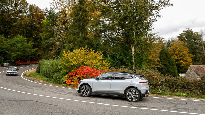 Der Mégane kann Autonomie Level 2, übernimmt Tempolimits, beachtet Kreisverkehre, hält Spur und Abstand zum Vordermann. (Renault)