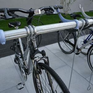 Stellsysteme für Fahrräder:  Die Geometrie des gezogenen Formstahlrohrs dient als Schraubkanal für die Befestigung von Lenker-Haltebügeln. Der Schraubkanal gibt die erforderliche Stellhöhe der Bügel vor, ein zeitintensives Ausrichten der Haltebügel ist nicht erforderlich.   Bilder: Velopa