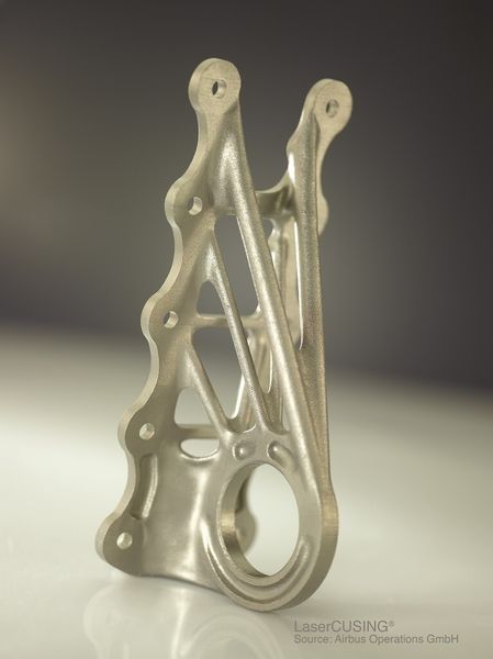 Leichtbau und Bionik im Flugzeugbau: Der Kabinenhalter „Bracket“ des Airbus A350 XWB aus Titan ersetzt ein gefrästes Teil und spart dabei etwa 30 % des Gewichts ein. (Bild: Concept Laser)