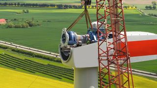 Montage in luftiger Höhe: Ein Anwendungsgebiet für Gleitlager sind die Hauptgetriebe von Windkraftanlagen.  (Bild: TimSiegert-batcam - stock.adobe.com)