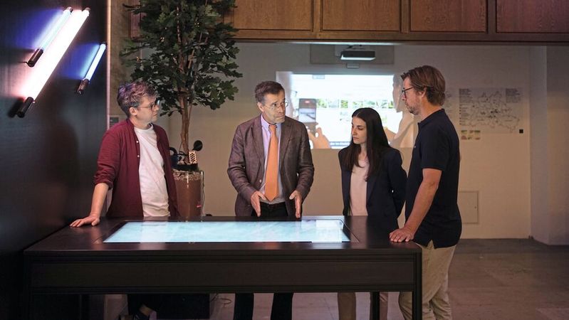 Benjamin Seibel (v. l. ), Marco Lopriore, Lucrezia Tombelli und Ingo Hinterding bei der Vorstellung von BärGPT im CityLAB Berlin. Lopriore und Tombelli aus dem EIPA-Team erhalten bei ihrem Besuch Einblicke in die Entstehung und Entwicklung des KI-Assistenten.(Bild:  © CityLAB Berlin)