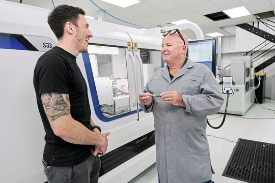 Cameron Adams (li.) und Studer Service Engineer Julian Connors (re.) bei der Inbetriebnahme der «S33».(Bild:  Simon Ridgway)