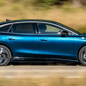 Die nach hinten abfallende Dachlinie reicht weit bis ins Heck, dessen Kofferraumplateau entsprechend kurz ausfällt.(Bild:  VW)