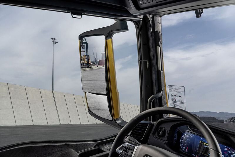 Ein echter Fortschritt sind die schmalen Spiegelgehäuse, die die Sicht zur Seite deutlich verbessern. (Bild: MAN Truck & Bus SE)