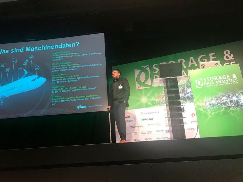 Kickoff im Frühstücksvortrag der #storagetc mit @splunk und @ArrowECS mit Alex Pilger: Daten, das Öl des 20. Jahrhunderts. Mit kleiner, aber beeindruckender Demo - Fehlersuche im IT-System aus den unterschiedlichsten Logs/KPIs. (Vogel IT-Akademie)