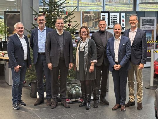 Bei der Unterzeichnung der Verträge dabei (v. l.): Wilfried Honig (Sprecher der Geschäftsführer der Porsche-Zentren der Hahn-Gruppe), Klaus Stockhausen (Geschäftsführer Hahn Automobil-Holding GmbH), Steffen Hahn (Geschäftsführender Gesellschafter der Hahn-Gruppe), Carina Reuß (Geschäftsführerin und Sprecherin der Gesellschafter der Autowelt Schuler), Martin Reuß (Geschäftsführer der Autowelt Schuler), Michael Maistrello (Geschäftsführer Porsche-Zentrum Schwarzwald-Baar), Michael Singer (Geschäftsführer Porsche-Zentrum Reutlingen).(Bild:  Hahn-Gruppe)