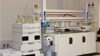   1   Vitamin-D-Analyzer: Die MPS-Prep-Station ermöglicht eine vollautomatisierte Bearbeitung der Serum-
Proben sowie die anschließende Aufgabe in das LC-MS/MS-System.  Bilder: Gerstel (Archiv: Vogel Business Media)