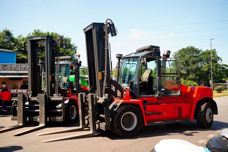 Ganz ohne kräftige „Diesel“ geht es aber doch nicht. Es gibt halt bei VDM Metals Werkstücke, die nur damit gehandelt werden können. Dafür wurden bei Kalmar zwei DCG 160-12 mit Drehsitz geordert. Sie nehmen etwa 12 Meter lange Rollenpaletten per Schwanenhals auf. (Bild: Kalmar)