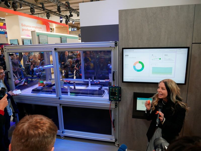 Auch Microsoft zeigte an seinem Stand einen KI-Copiloten. Ziel ist es, Daten transparent und für jeden Mitarbeiter zugänglich und verständlich zu machen.  (Bild: Sandro Kipar/VCG)