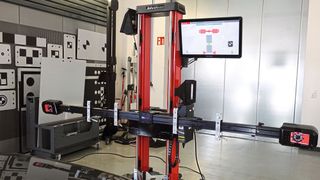 Mit dem „Tru-Point-3D ADAS“ von John Bean können Werkstätten Fahrzeuge hochpräzise und nahezu orts- und bodenunabhängig kalibrieren.  (Bild: Dominsky – VCG)