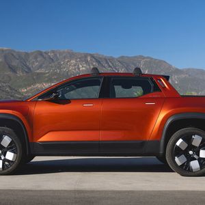 Mit einer Länge von 5,30 Meter ist der Fisker Alaska ein kleiner Pick-up vom Format eines Ford Ranger.(Bild:  Fisker)