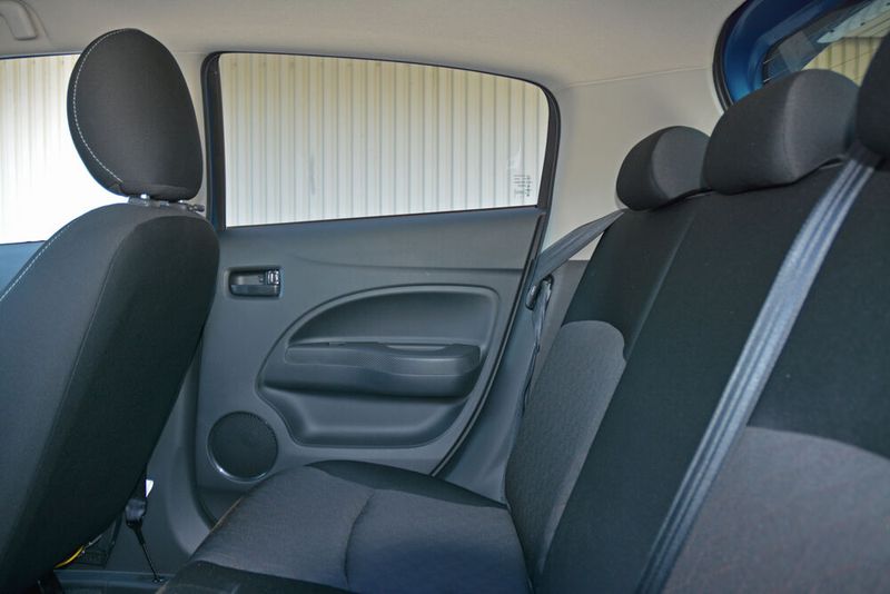 Selbst im Fond lässt es sich als Erwachsener auf kurzen Strecken im Kleinwagen Space Star aushalten.  (Bild: Bürger/»kfz-betrieb«)